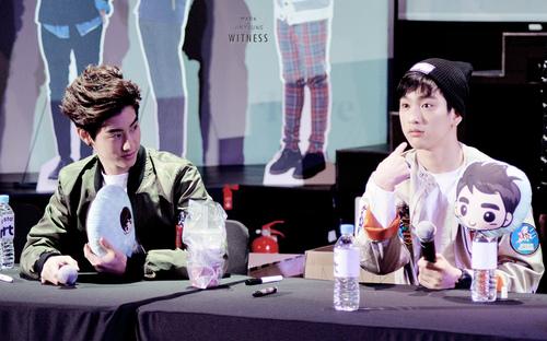 WitnessMr's tweet photo. [HQ]150414 DreamKnight popup store signing session #MarkJin #MarkNior #GOT7 #Mark #Jr. #갓세븐 #마크 #주니어 @mtuan93 @jrjyp http://t.co/8p3WE3ljqO