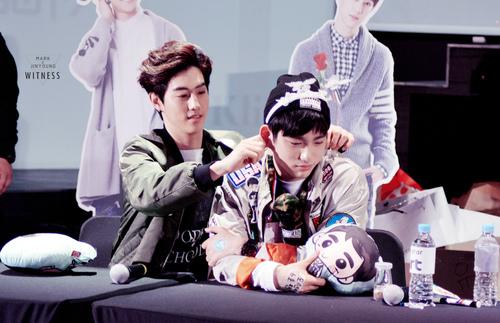 WitnessMr's tweet photo. [HQ]150414 DreamKnight popup store signing session #MarkJin #MarkNior #GOT7 #Mark #Jr. #갓세븐 #마크 #주니어 @mtuan93 @jrjyp http://t.co/8p3WE3ljqO