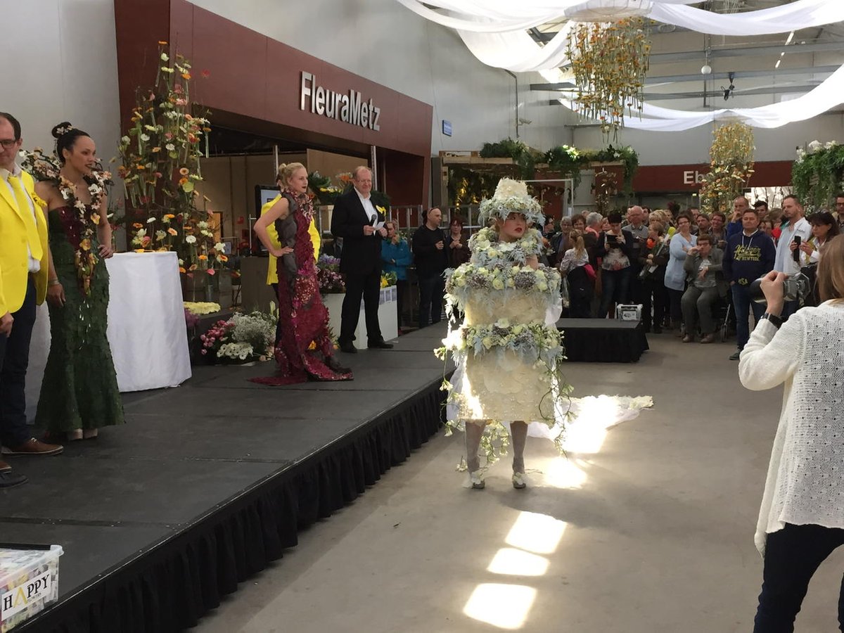 Veel belangstelling voor de florale bruidsjurken op de catwalk. Tijdens het Happy Event van 10-jarig FloraZon.