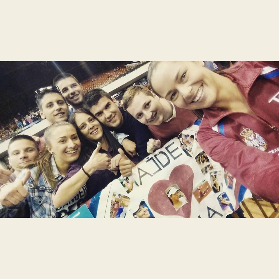 ike_drug's tweet photo. Pobednički selfie :) #IdemoSrbija #ANAFANS @FedCup @SuzAnafan @DjLabudovic @nisamsavsvoj @Vlade_92 http://t.co/di8GK4dcye