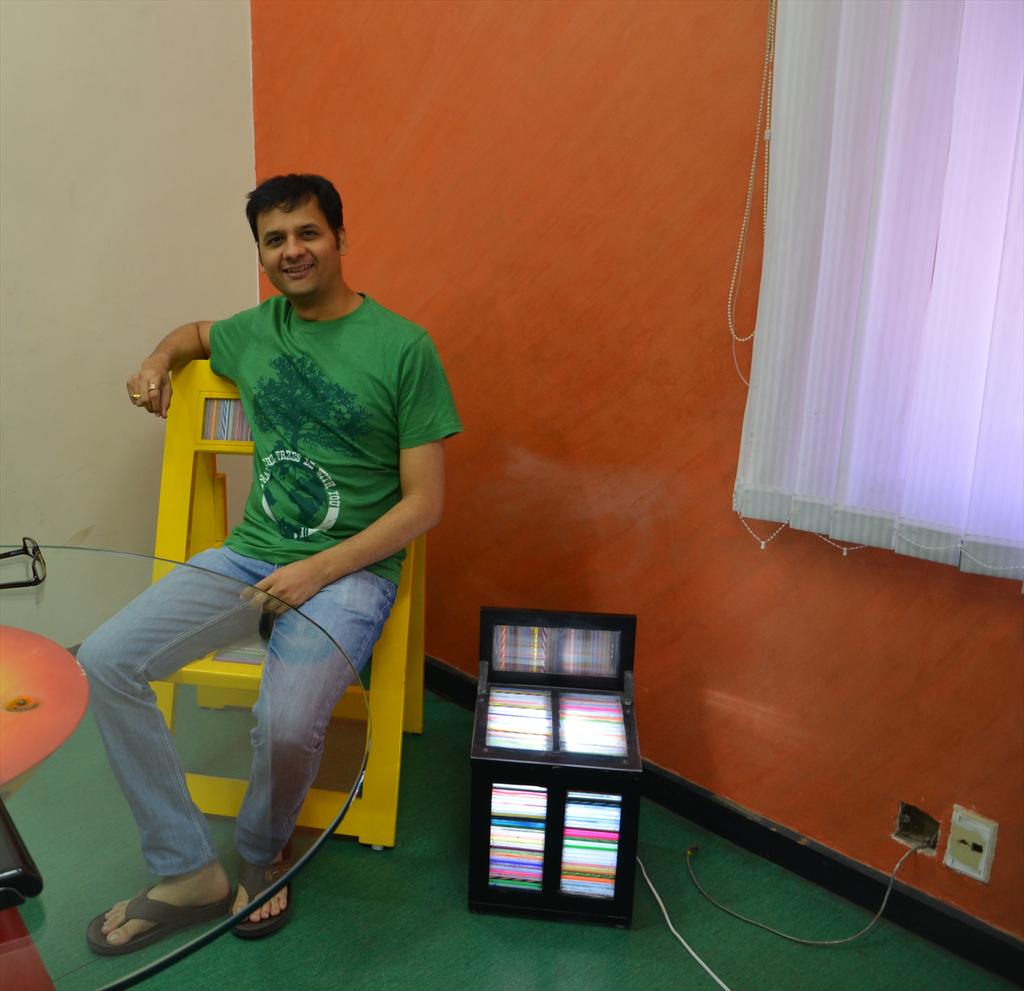 wrijohari's tweet photo. @IamPenPals proudly welcomes @RjDhvanit on #theyellowchair!! Like him, pl suport https://t.co/igP6DQyKkS! Cheers :) http://t.co/1fuivABIBU