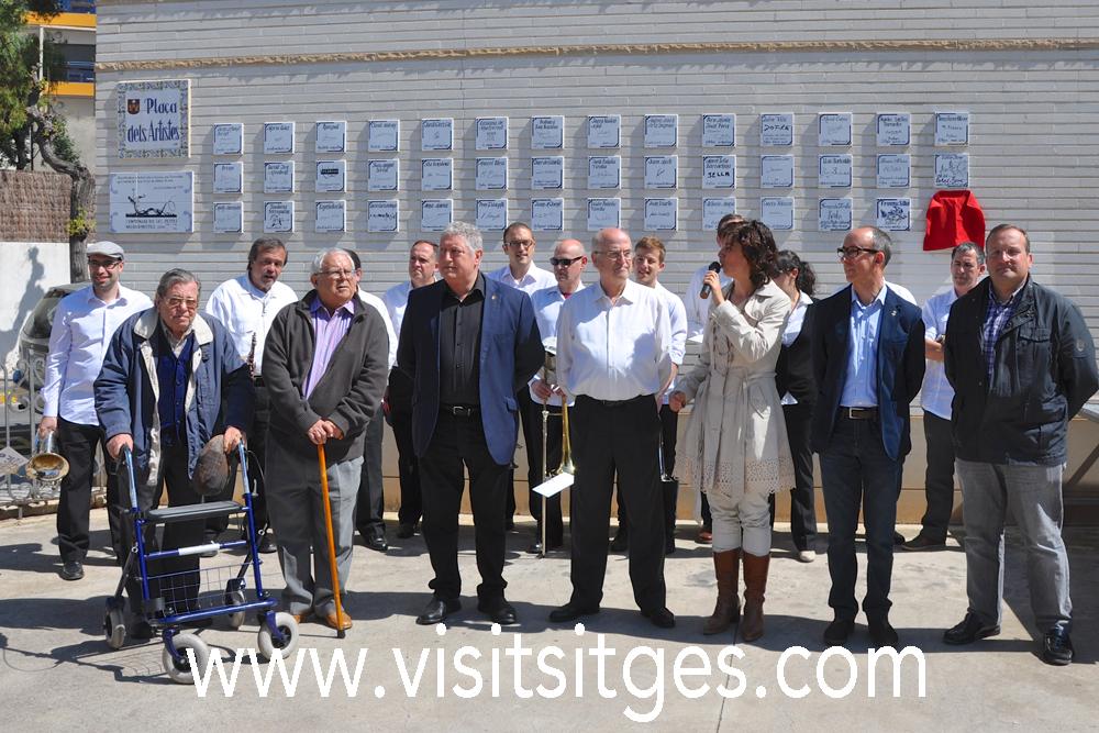 VisitSitges's tweet photo. La @coblasitgetana ja té una placa a la plaça dels Artistes. Enhorabona! Enllaç notícia http://t.co/Es3P6j82FB http://t.co/qDPgvd4MhE