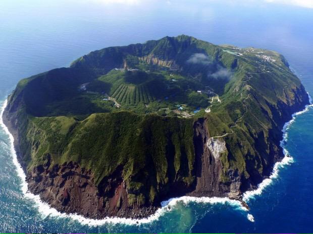 SickViews's tweet photo. Aogashima Volcano - Japan 🗻 http://t.co/fyHeRNLB2b