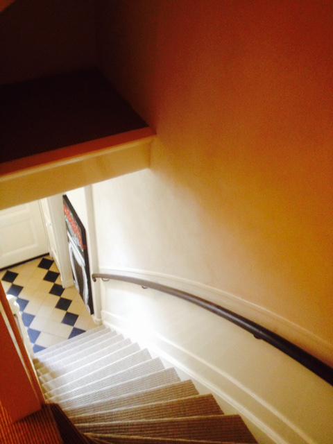 Ecowonen's tweet photo. Herstel van #leemfinish in Trappenhuis met @Tierrafino in Duro met Dover en Delphi witte #mengkleur #leemstuc http://t.co/xAZJTIwfuj