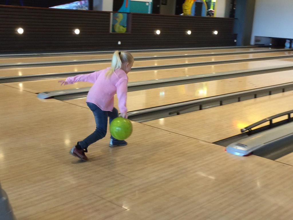 ulliskw's tweet photo. Familjehelgens sista aktivitet- bowling @mcdse #litevälstoltsponsor #familjehelgisalen http://t.co/xzHuQPhURf