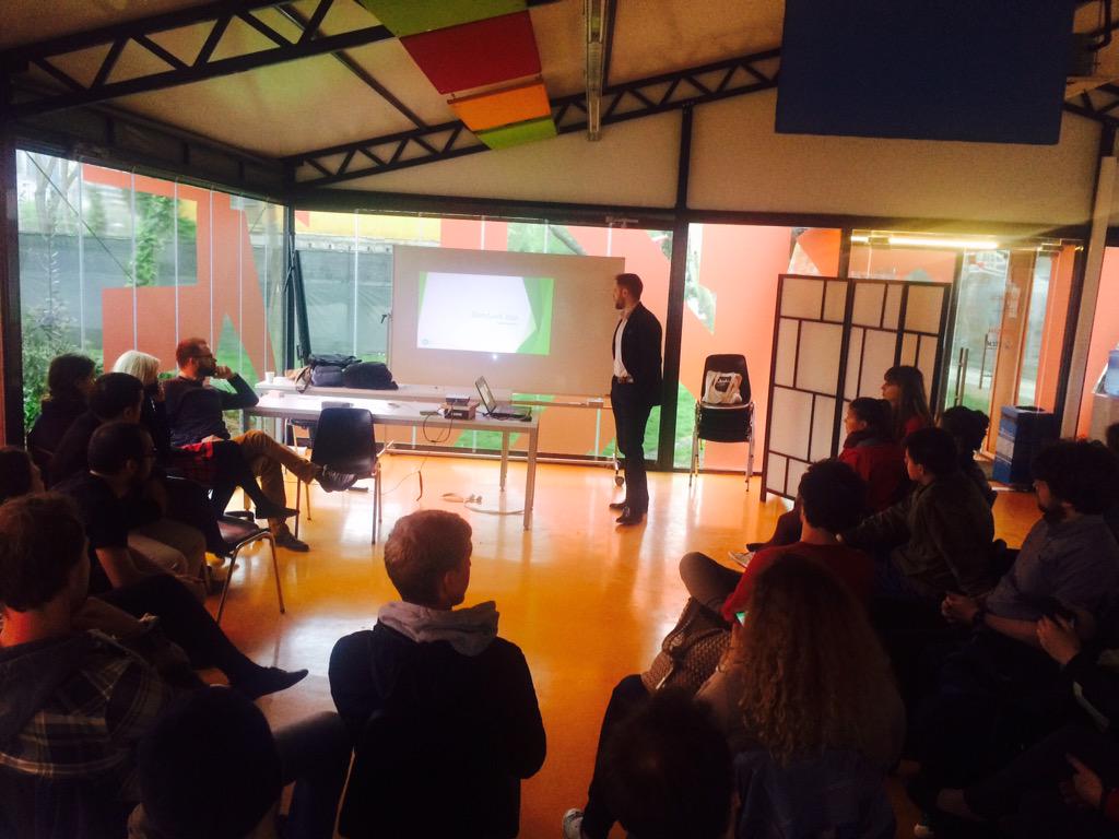GencAvrupalilar's tweet photo. .@JEF_Europe Genel Sekreteri @IoanBucuras #DemAlert uygulamasını #DemUpgraded katılımcılarına tanıtıyor. http://t.co/HVkfkqxuQU