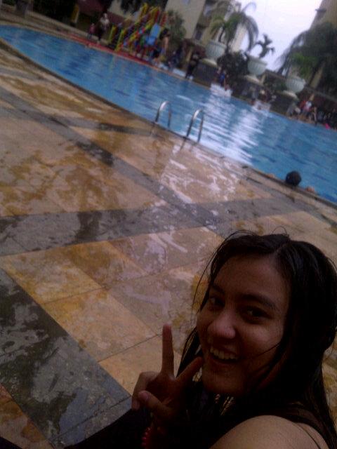 dityafhani's tweet photo. Swiming full :D bhakaka #apartmankmy http://t.co/NtMlnIFJ6F