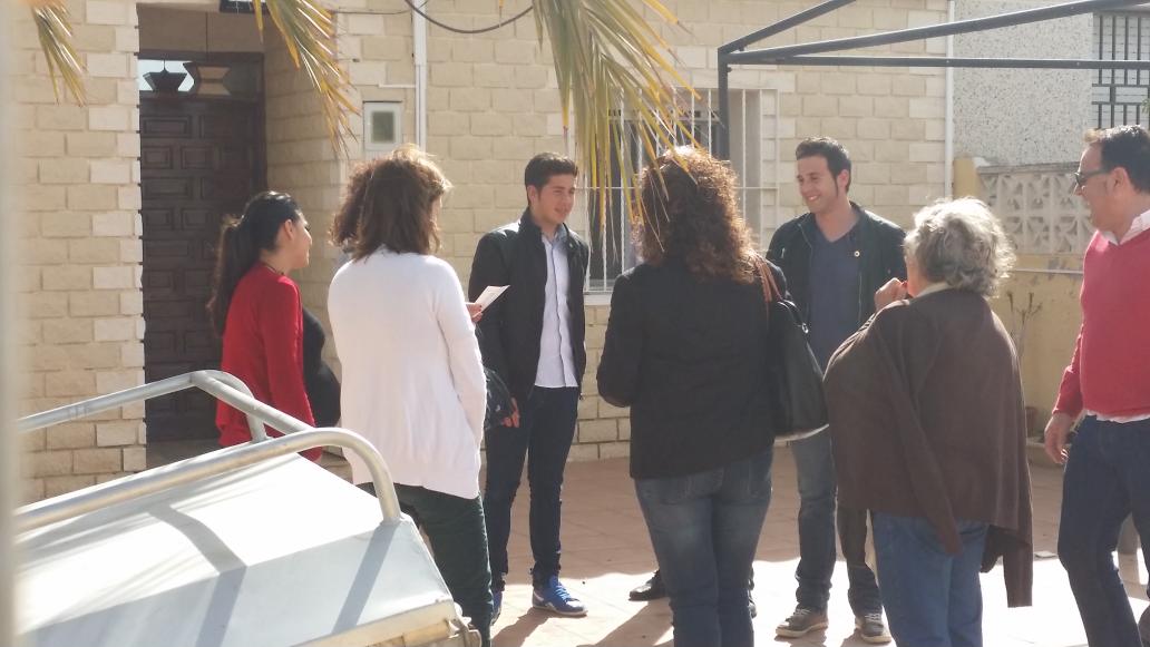 psoe_almoradi's tweet photo. Con los vecinos y vecinas del Raiguero,  la realidad de su día a día. Siempre con las personas #YoConJaime http://t.co/elpNjm05qH