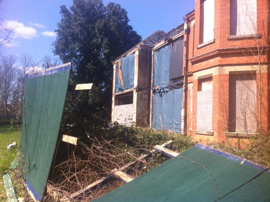 Chiefyruss's tweet photo. @SleafordSt after a decade of building on every inch of Spare land, this is the Legacy @BarrattHomes leave #greylees http://t.co/3ndEPHKiKw