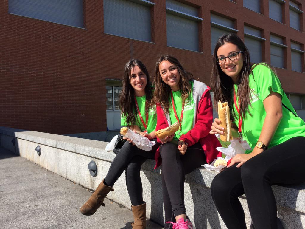 unirioja's tweet photo. Reponiendo fuerzas en #CarreraCampus nuestras voluntarias @yleniablasco
@crisbazo
@andreabolinga http://t.co/XGoQVrxGLx