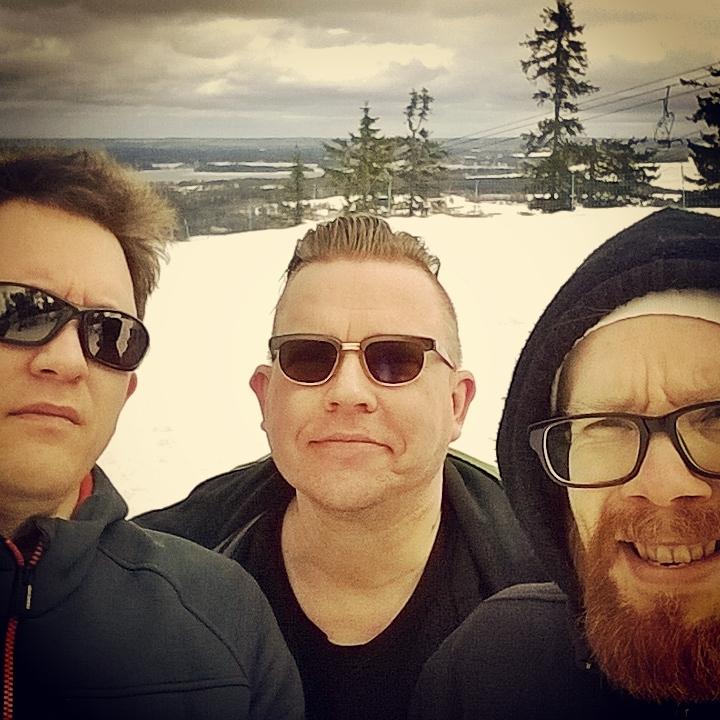 SRONuoret's tweet photo. Iskoleiri 2015 pulkassa. Aiwan oli mahtavata! #parhaatisoset #Vuokatinranta #kotimatkallehttps://t.co/WZiTsWcmO8 http://t.co/7mqt9Udejc