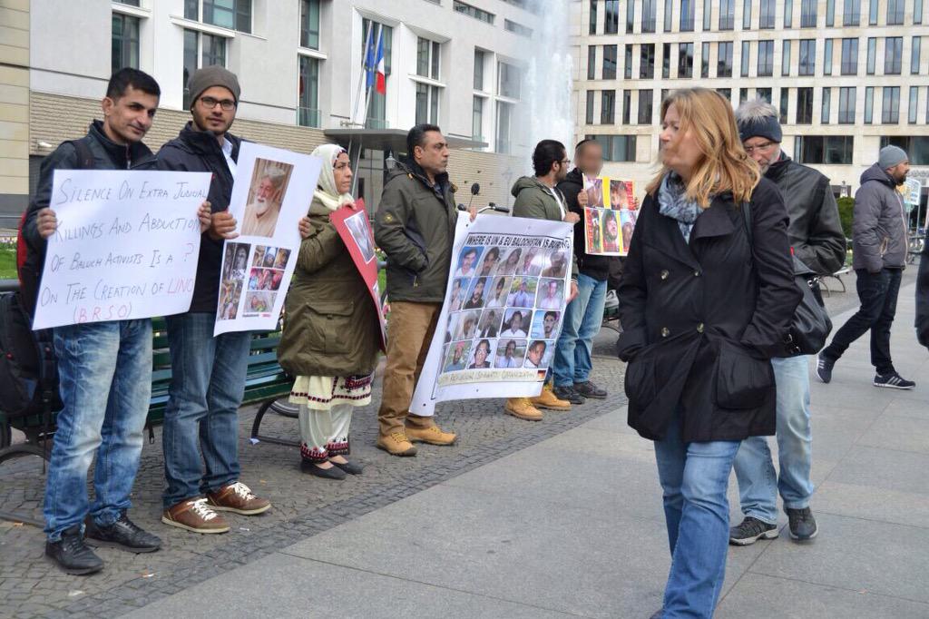 SherM_BRP's tweet photo. Activists demanded to the US to end every kind of financial &amp; military aid to Pakistan as it use them against Baloch http://t.co/xLmcrmg3sl