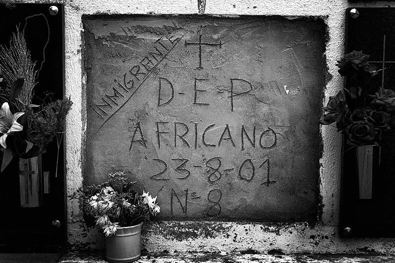 xavieraldekoa's tweet image. 700 desaparecidos en el mar. 
Esta foto de @Samuel_Aranda_ para resumirlo todo. 
"D.E.P Africano. Nº8. Inmigrante".