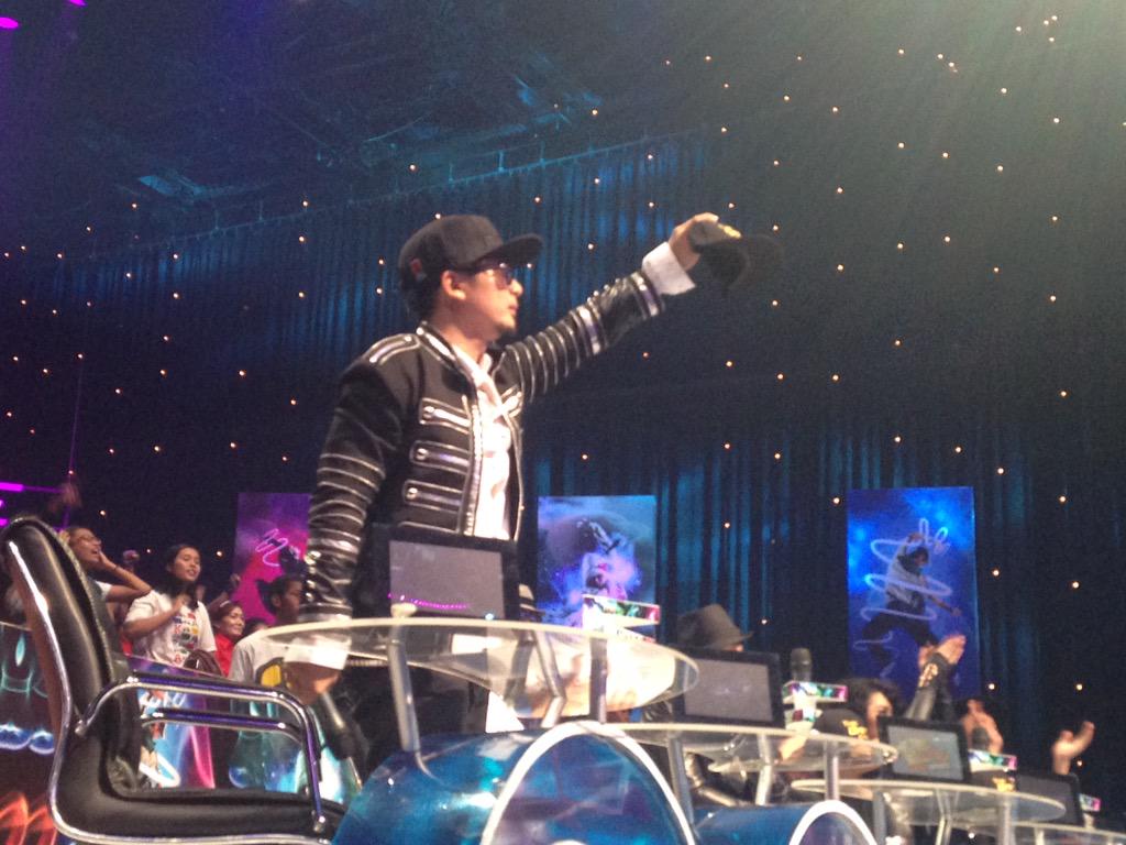 SCTV's tweet photo. Wow! Tapi @arint_alphaplus memberikan golden hat-nya kepada @TheUltramenCrew! Selamat.. #TheDanceIcon http://t.co/xC2JIUyVxw