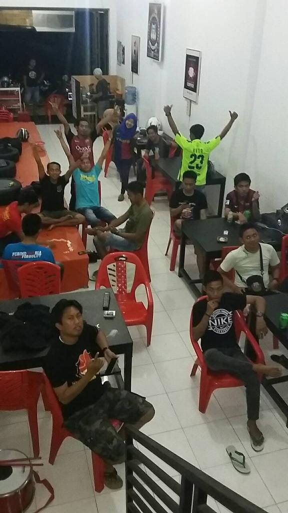 FCB_Indonesia's tweet photo. Nobar @FCBI_WAJO 🙌🙌 #fcbipict http://t.co/yj7NzQrDfS