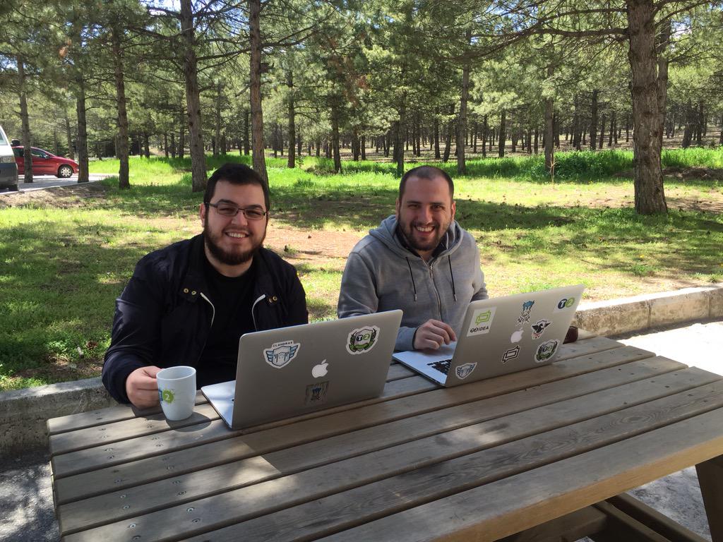 T2Yazilim's tweet photo. In-House @T2Hackathon bahçede de devam ediyor. #ankaraninenguzelofisi http://t.co/IRO73YrvZk
