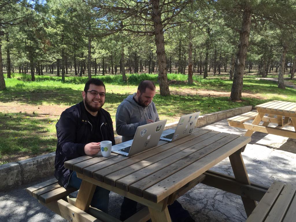 T2Yazilim's tweet photo. In-House @T2Hackathon bahçede de devam ediyor. #ankaraninenguzelofisi http://t.co/IRO73YrvZk