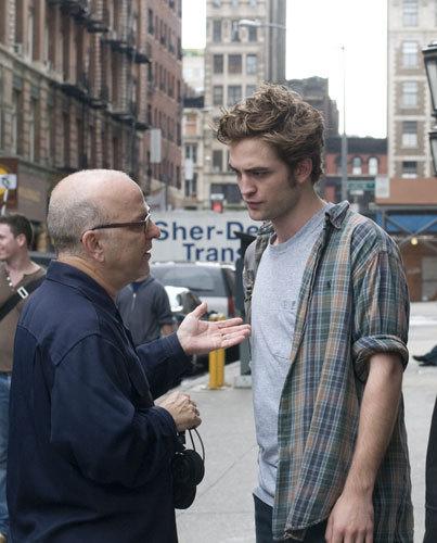 20 Abril - Imagen BTS de Rob y EL director de #RememberMe, Allen Coulter a través de la fotógrafo Nicole Rivelli!!! CC8hjbjWEAA7EH_