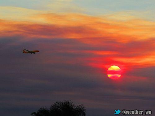 weather_wa's tweet image. Nice Red Sun From The Smoke Over #Perth! Got Photos Of The Scoot 787 Flying Over My Place With The Nice #PerthSunset!