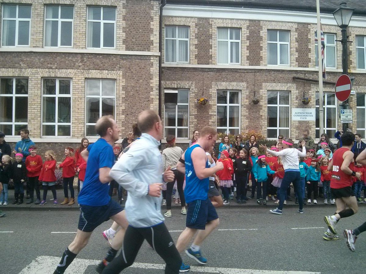 AltrinchamFWD's tweet photo. Brilliant atmosphere in #Altrincham for @Marathon_Mcr with @LittleBelters 'You're halfway ther-ere'. Fantastic. http://t.co/ZomSsbtxF4
