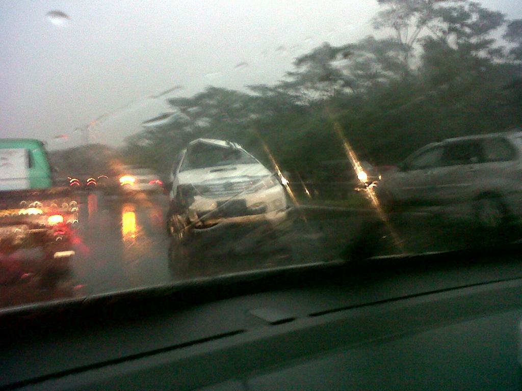 rtmadani's tweet photo. @TMCPoldaMetro accident jln toll jkt bgor km 21, hti hti hjn deras. http://t.co/0NcdowcIpV