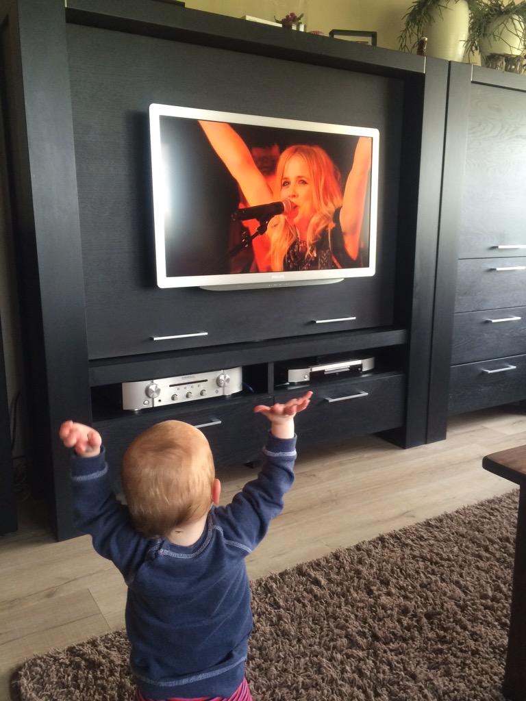 MaartenSikking's tweet photo. @IlseDeLange fan in opleiding! http://t.co/PC0lN9zwMc