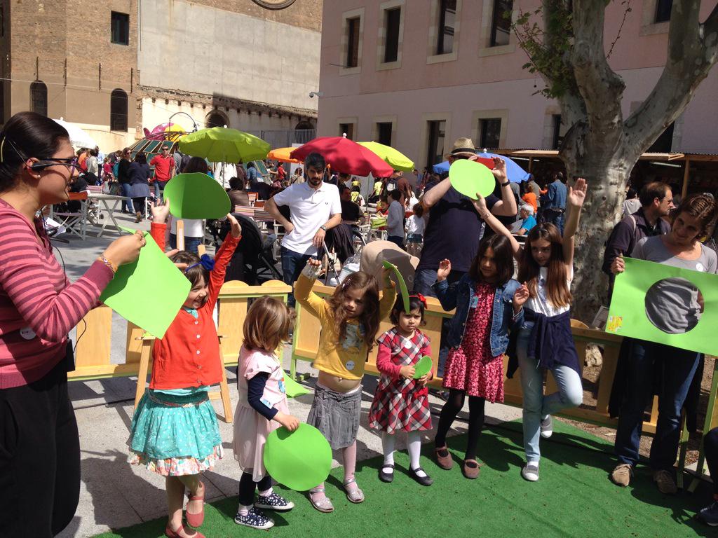 EdJuventud's tweet photo. Cuentacuento y taller de Por cuatro esquinitas de nada #MonLlibre15 @Boolino ¡éxito total! http://t.co/8HKNKBGR7i