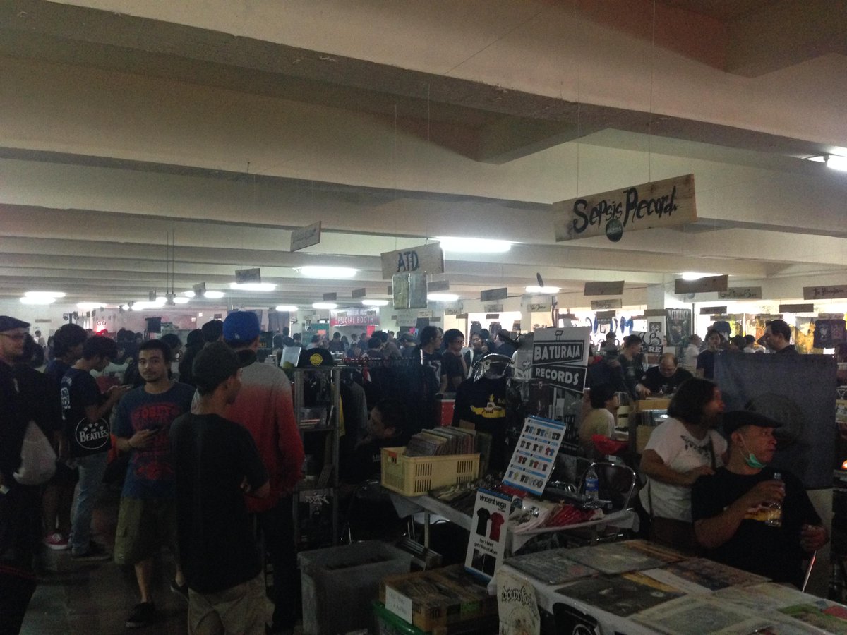 Throwback moment "<a href="/dimasario/">Dimas Ario™</a>: Suasana #rsdindo2015. Lumayan cari keringet buat yang jarang olahraga. "