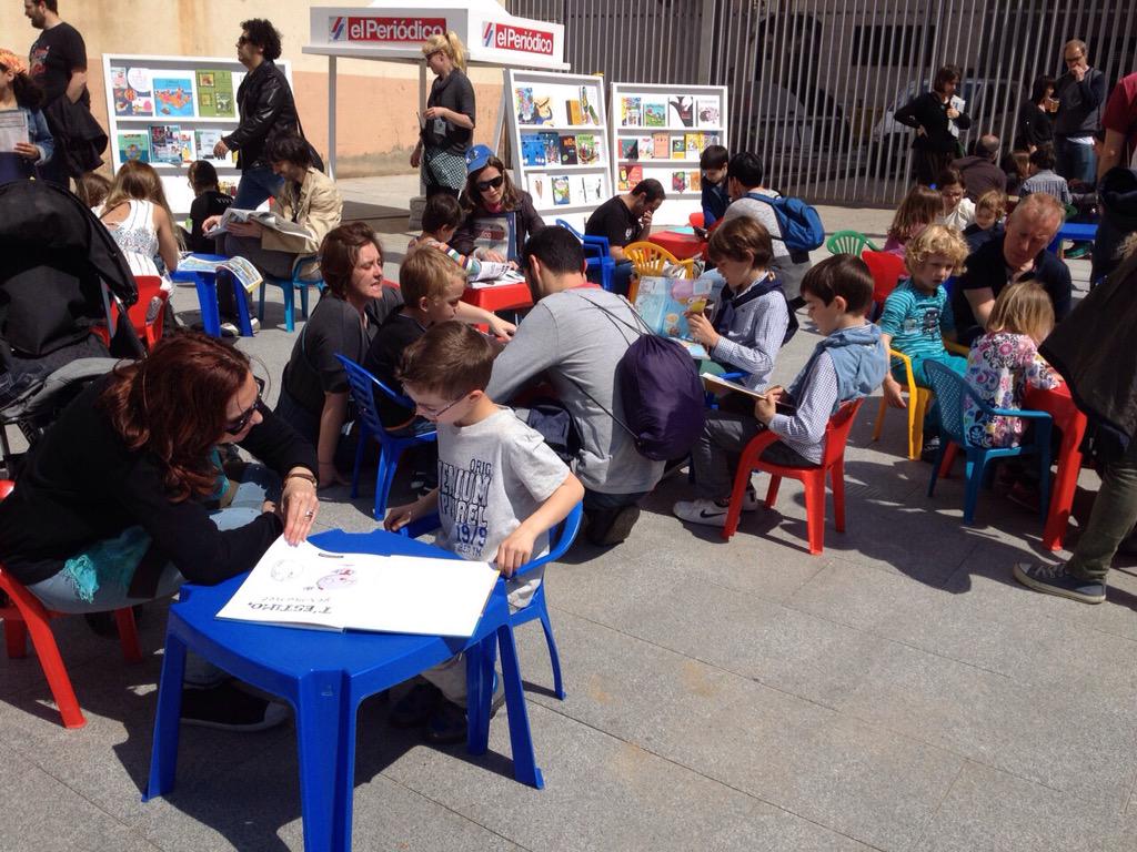 rtvenoticies's tweet photo. Comença el #SantJordi2015 a #Barcelona amb el #MonLlibre15 . Hi serem en directe amb @AinaGalduf 14h #la1HD http://t.co/dgWIQj2OEx