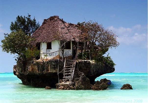 LugaresConMagia's tweet photo. Restaurante en una roca en plena costa de Zanzíbar. Dependiendo de la marea se puede llegar a pie o en bote. http://t.co/B0Xox4PuMk