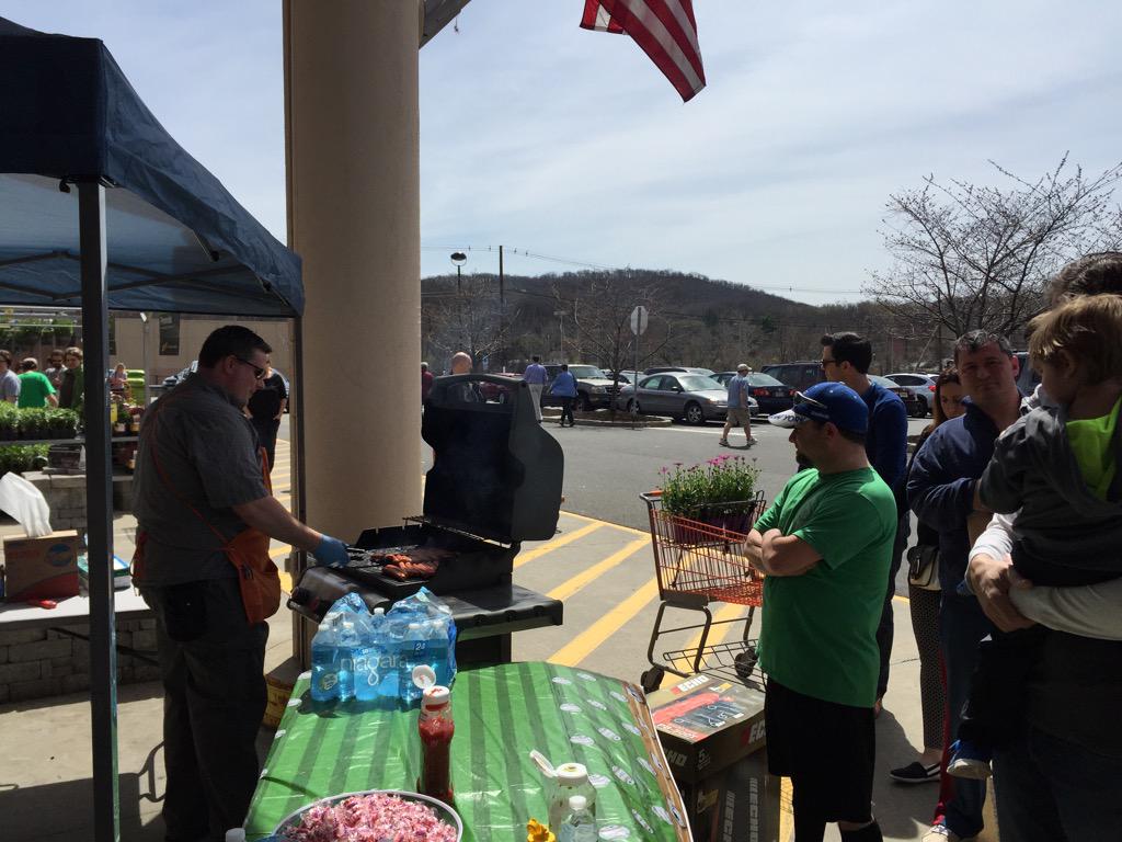 StanleyLabady's tweet photo. Burgers, Dogs for all customers! Mr Fielder is in the building! @nyyroro here's your own personalized autograph.😉 http://t.co/f9HGgFsn8a