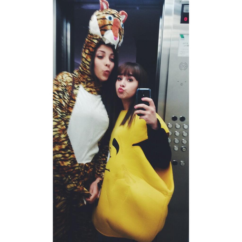 LorenaNovillo96's tweet photo. La gente viene y va. Pero solo los buenos se quedan a pesar de todo  y sufren tu misma locura 💛 @mariaserranooo http://t.co/VrZjpvaIzX