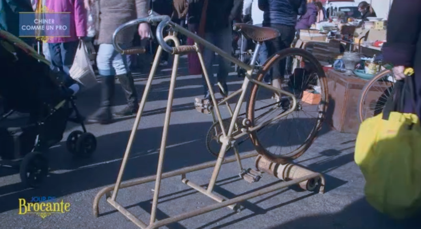 jourdebrocante's tweet photo. Notre chineur pro nous fait une démonstration. 20€ économisés sur un ancien vélo d’appartement. #JourDeBrocante http://t.co/ailUlLKLBQ