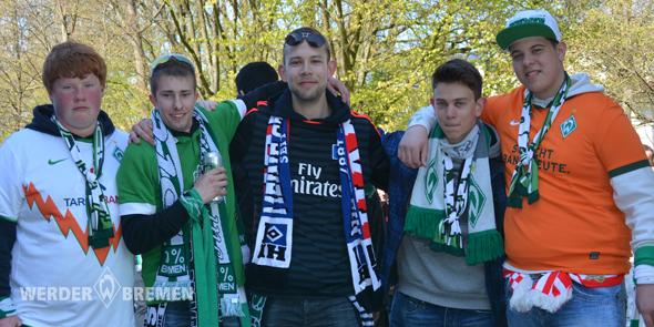 werderbremen's tweet photo. Diese fünf Jungs beweisen, dass #Werder- und #HSV auch gemeinsam Feste feiern können! #Nordderby #SVWHSV http://t.co/NupwPU58jW