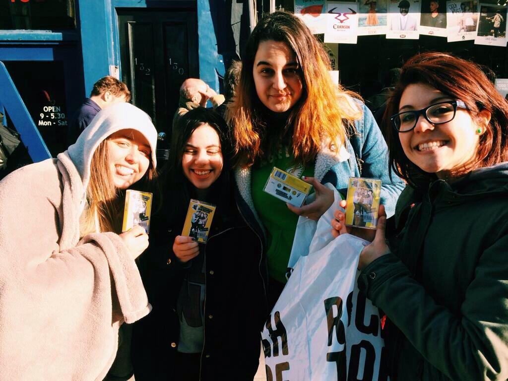 denii_fo's tweet photo. #tb 💛 #5SOSFOUNDIT @SaraSarelli @cliffordway @ashtermelon http://t.co/e7uRwLLPSw