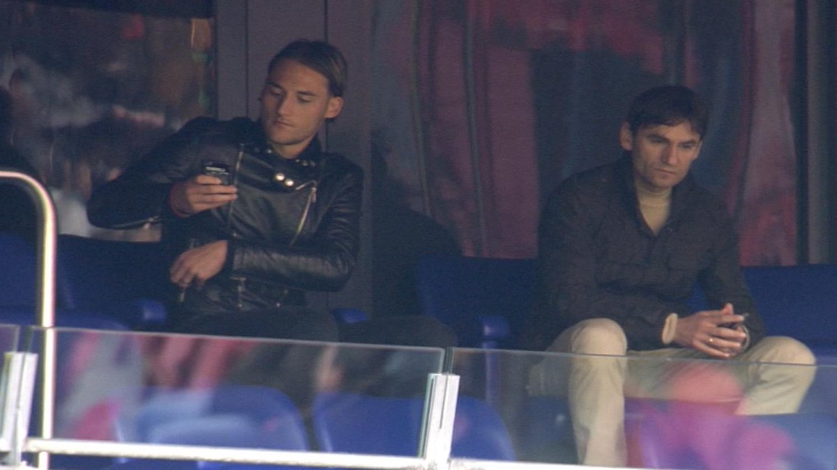 NOSsport's tweet photo. Nemanja Gudelj zit samen met zijn vader op de tribune bij Ajax-NAC. Toeschouwers of voor andere zaken in de Arena? http://t.co/HQK83aSo7P