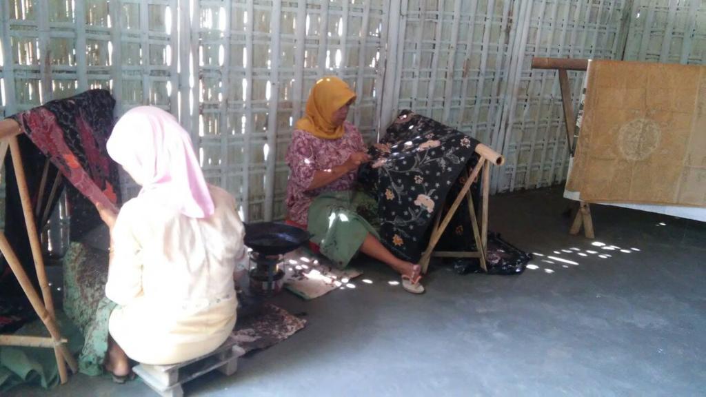 ijbatik's tweet photo. Ketekunan Ibu-Ibu yang bekerja untuk IJBatik @AgusRachmanto12 @dwigelegar @ImangJasmine @diah_setiawaty http://t.co/Wcj79BQkSz