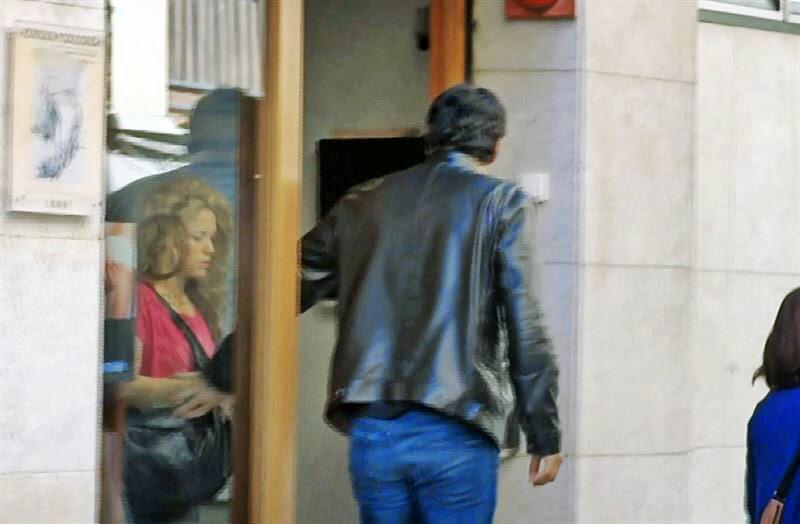 ShakiraClub_ES's tweet photo. #PHOTO: @shakira, acompañada por su hermano, a la salida de un centro de estética en #Barcelona. http://t.co/dJZS8YOkx0