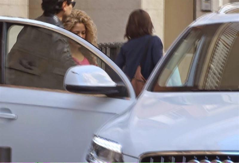 ShakiraClub_ES's tweet photo. #PHOTO: @shakira, acompañada por su hermano, a la salida de un centro de estética en #Barcelona. http://t.co/dJZS8YOkx0