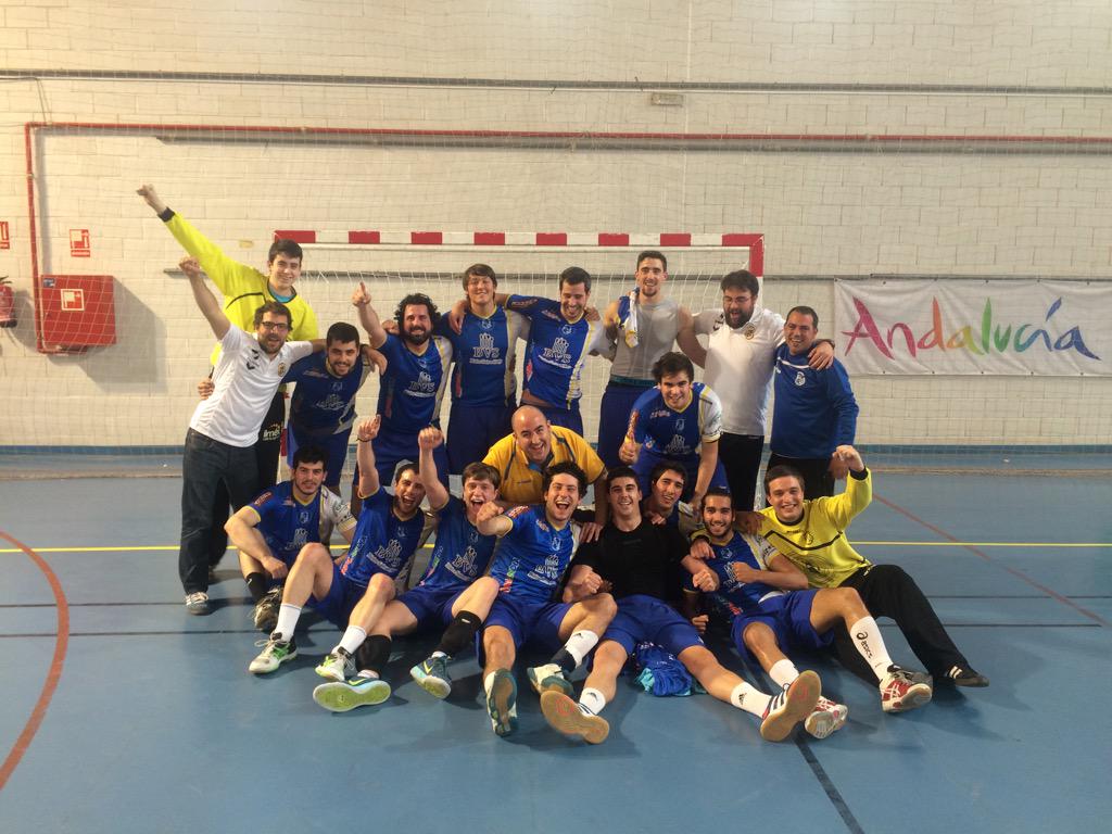 balonmanosalle's tweet photo. Clasificados para la fase de ascenso!!! Enhorabuena campeones!!!! #equipo http://t.co/0YFmJj12Yt