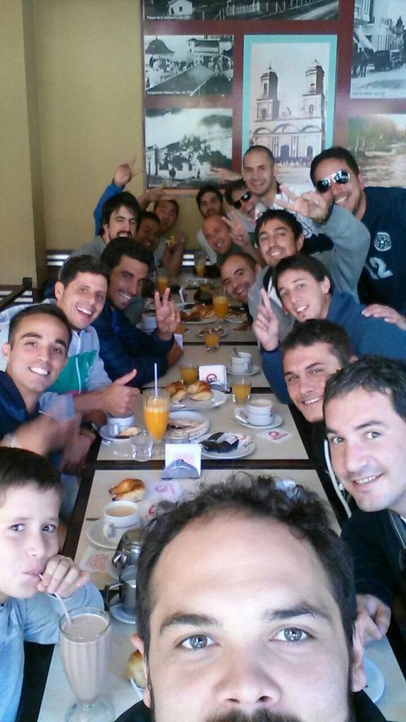 LunesFC's tweet photo. La banda de los lunes desayunando antes del partido contra sin pupilas.. http://t.co/zZMxHG6ijR