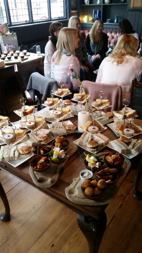 PloughInnEaling's tweet image. Afternoon tea on a sunday? We can do that #freshforspring #afternoontea @onlyatfullers