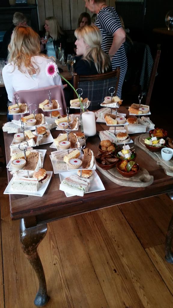PloughInnEaling's tweet image. Afternoon tea on a sunday? We can do that #freshforspring #afternoontea @onlyatfullers