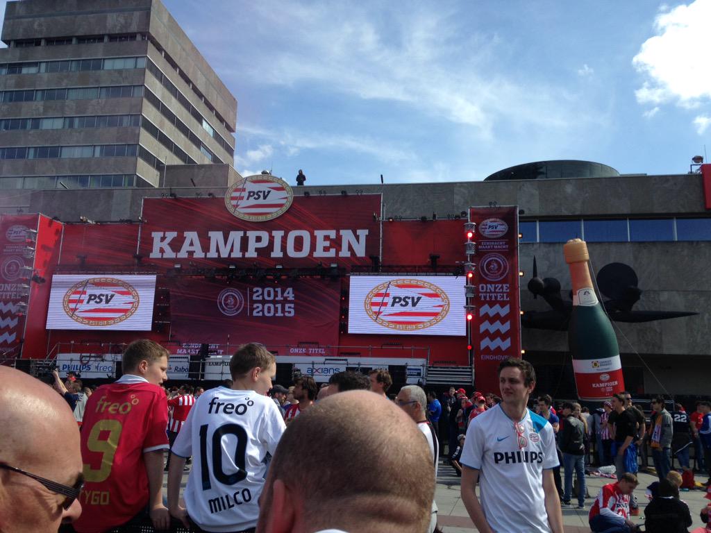Bajertje's tweet photo. @PSV zojuist op stadhuisplein gearriveerd #onzetitel http://t.co/KDFbaDVFaw