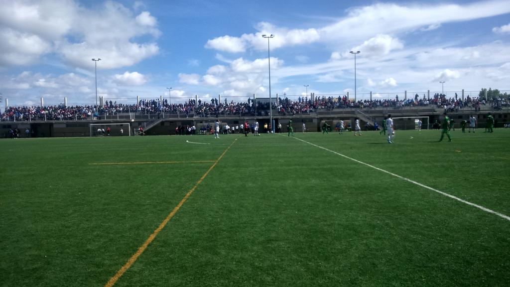 JoseBarquero5's tweet photo. Grada y alrededores del campo llenos viendo al JUVENIL DH 👏👏👏👏 http://t.co/2F9x4IXKjd
