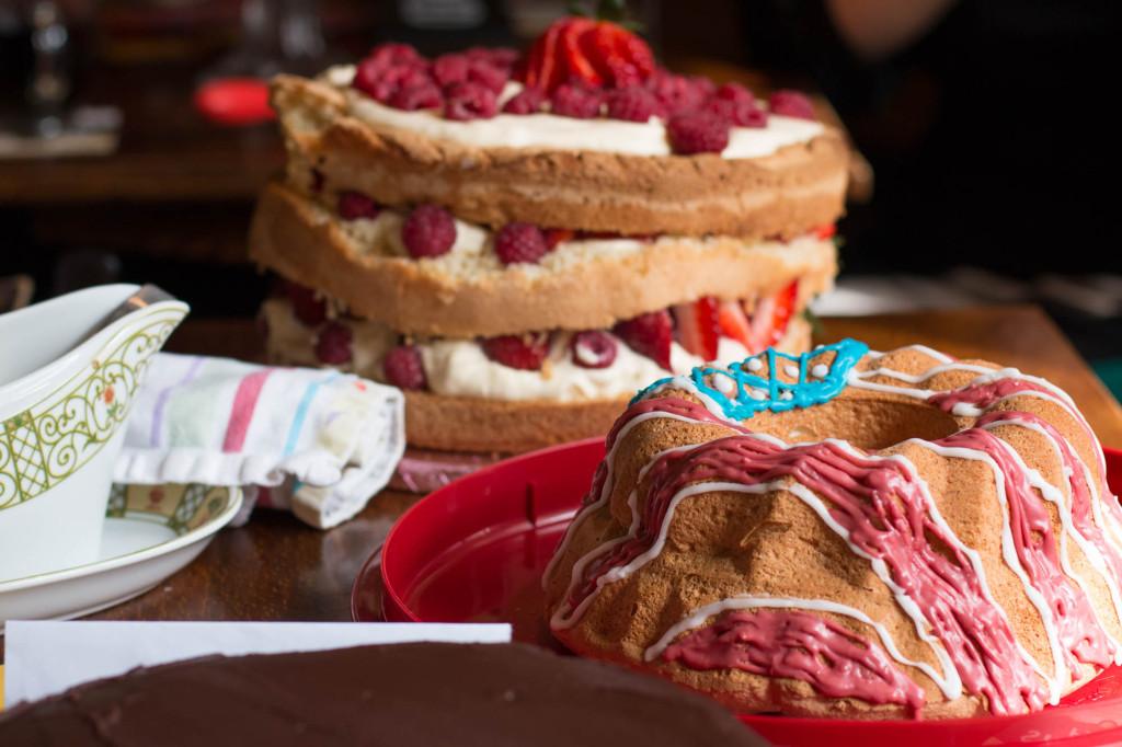 Some beautiful pictures of the latest <a href="/Miltonkeynesccc/">Milton Keynes CCC</a> meeting by Jen clandestinecakeclub.co.uk/2015/04/19/mil…