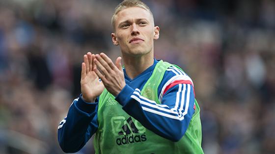 AFCAjax's tweet photo. Mooi beeld: Viktor Fischer loopt zich warm. We tellen af richting zijn rentree... #ajanac http://t.co/vIfLVLNOP1