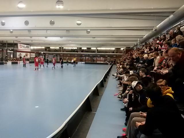 TeroITT's tweet photo. Huikeaa taistelua #c2sm SM-kullasta! @TpsSalibandyJun johtaa 6-4 v @rsspanthers ennen 3. erää. Mökki täys #salibandy http://t.co/HEASW46Fq3