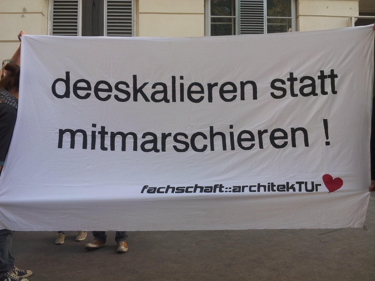 fs_architektur's tweet photo. unsere Botschaft an die @LPDWien #nopegida #nopoegida http://t.co/QN3XXiYcP4