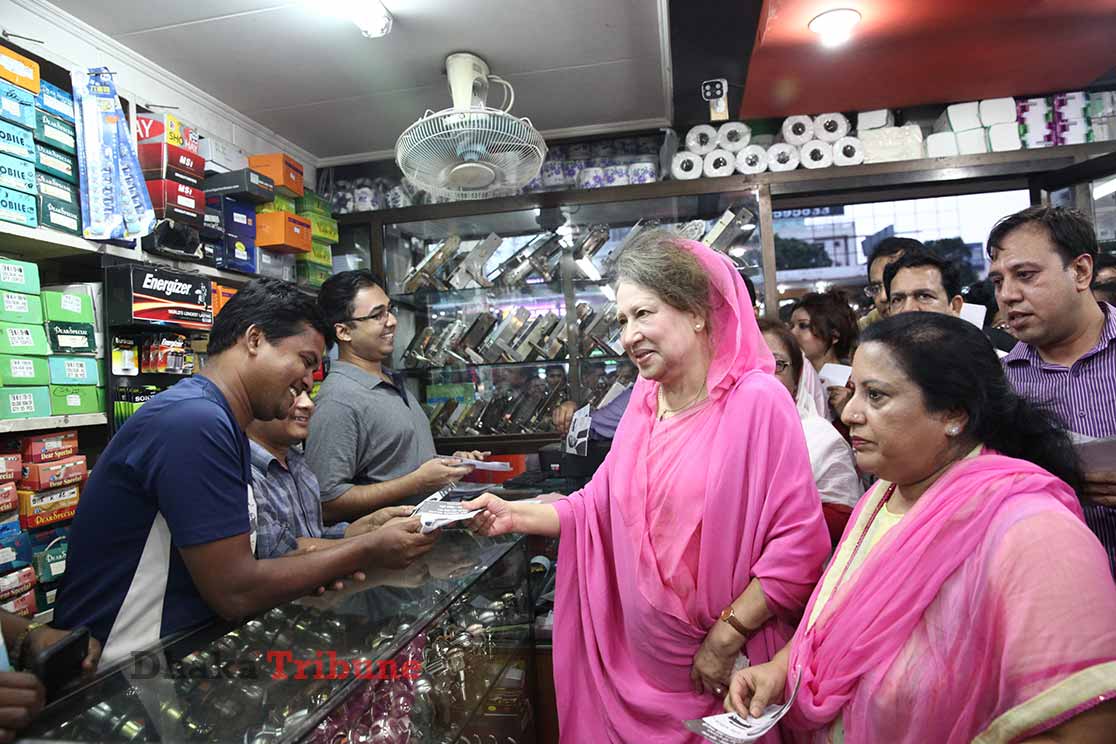DhakaTribune's tweet photo. #Khaleda continues campaign for #Tabith http://t.co/PbIp4cVHXA  #Bangladesh #BNP #CityPolls http://t.co/QSNOVC1JDW